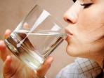 Τι συμβαίνει στο σώμα αν πίνετε νερό με άδειο στομάχι μόλις ξυπνάτε;