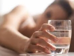 Νερό με άδειο στομάχι το πρωί: Τι δημιουργεί στον οργανισμό;