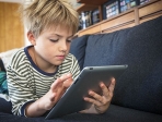 Τα παιδιά που χρησιμοποιούν tablet έχουν χειρότερες επιδόσεις στις γλώσσες